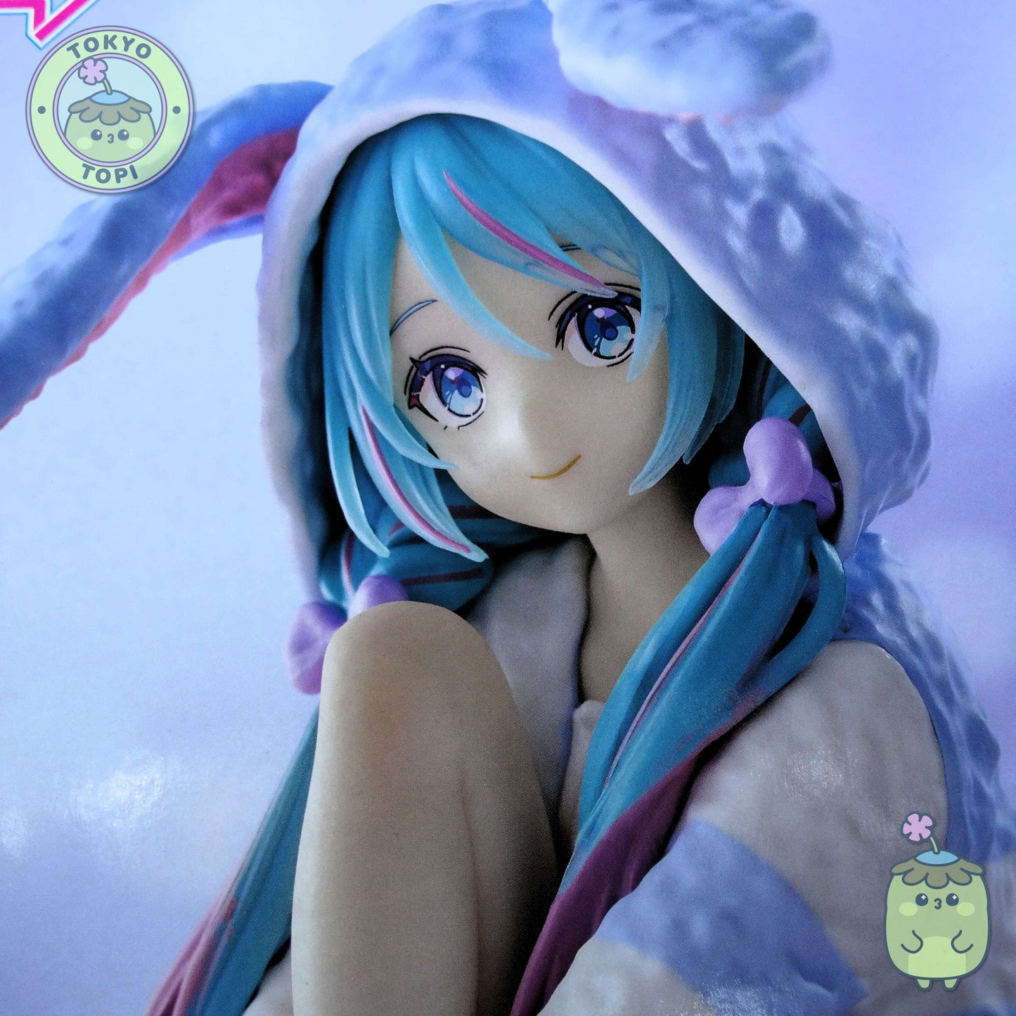 This officially licensed FuRyu figure captures Miku in charming bunny-eared pajamas, complete with a plush hooded design. Standing approximately 14 cm tall, the Noodle Stopper is engineered to perch securely on shelves, desks, or display edges, making it an ideal piece for expanding your Vocaloid collection vertically. The blue colourway and meticulous detailing showcase the character's signature aesthetic while maintaining the functional appeal collectors value in this figure format.