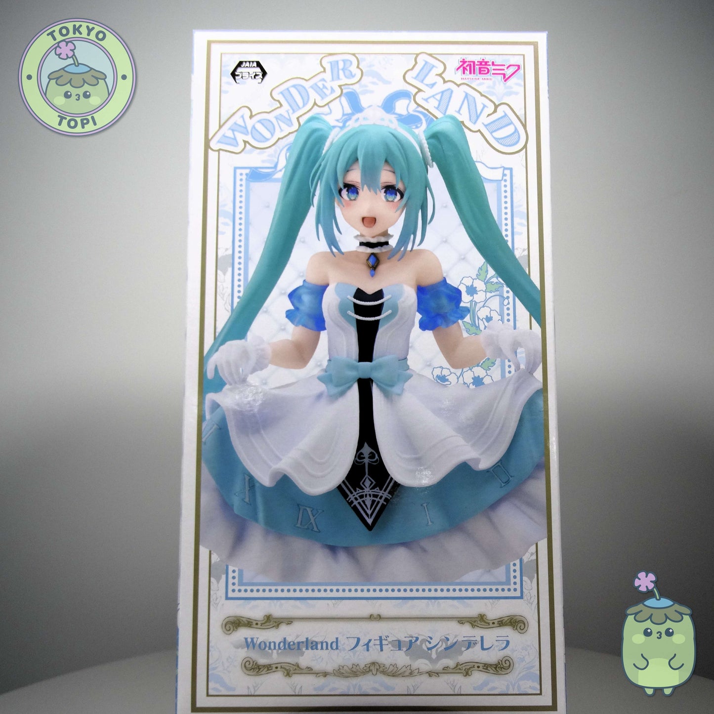 This Taito figure captures the iconic Hatsune Miku in an enchanting Cinderella-inspired design, complete with ornate necklace and intricately detailed skirt embellishments. Standing approximately 18cm tall, it's a sophisticated collectible that appeals to both seasoned enthusiasts and those beginning their figure collection. The refined craftsmanship and thematic presentation make it a distinguished addition to any display.