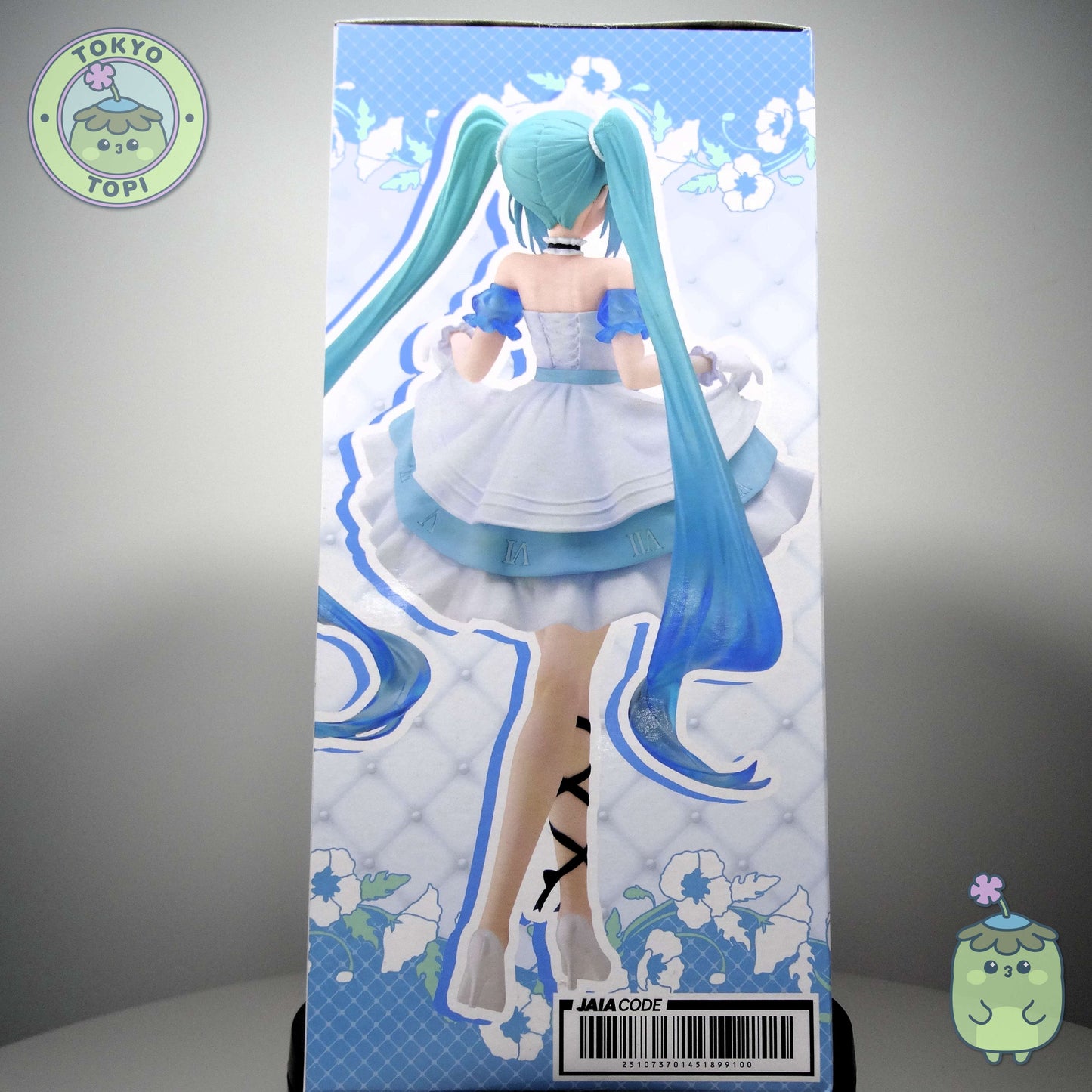 This Taito figure captures the iconic Hatsune Miku in an enchanting Cinderella-inspired design, complete with ornate necklace and intricately detailed skirt embellishments. Standing approximately 18cm tall, it's a sophisticated collectible that appeals to both seasoned enthusiasts and those beginning their figure collection. The refined craftsmanship and thematic presentation make it a distinguished addition to any display.