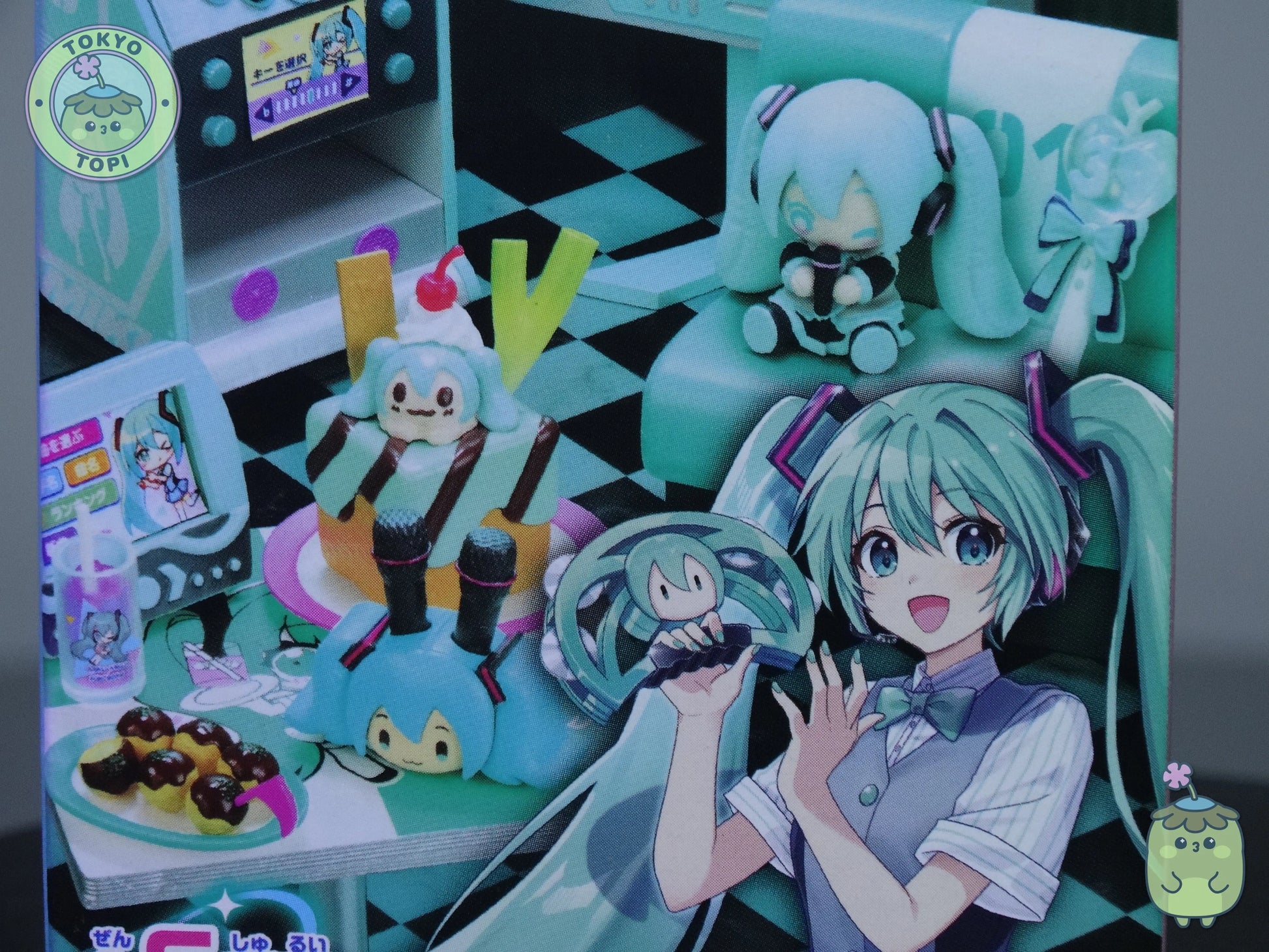 Hatsune Miku from Vocaloid blind box figure of tiny karaoke bar based on Miku in her classic cute blue colour. 