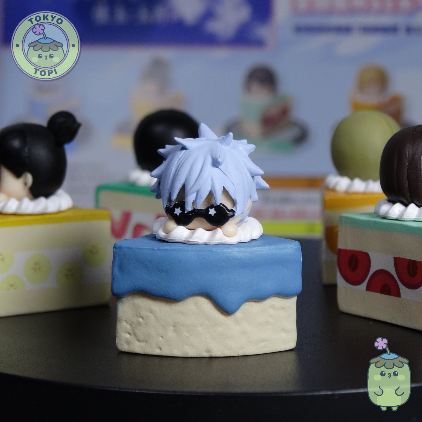Jujutsu Kaisen Kaigyoku Gyokusetsu Pettit Birth - Full Set  
Five beloved characters perch adorably atop their own cake slices—Satoru Gojo, Suguru Geto, Shoko Ieiri, Kento Nanami, and Toji Fushiguro. 