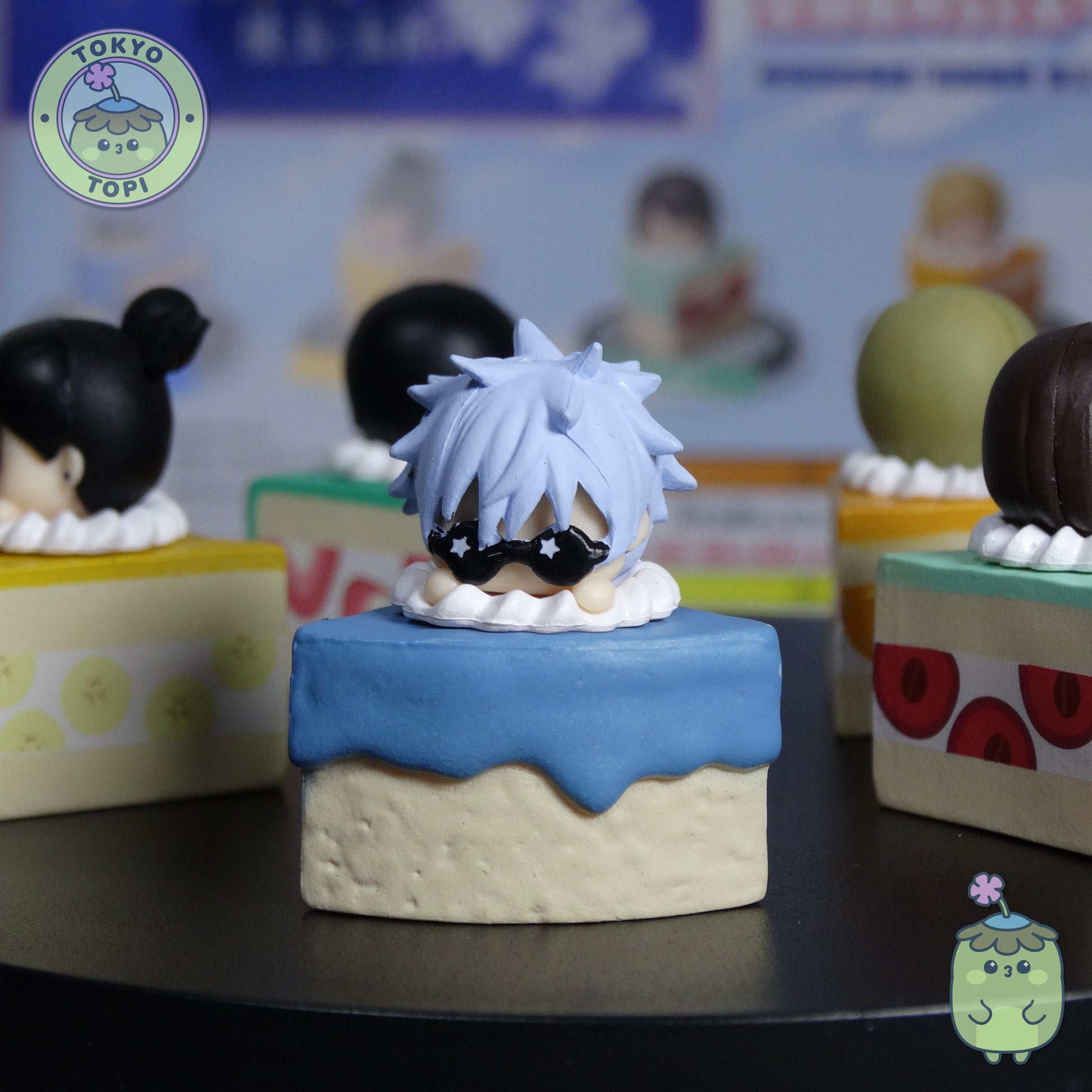 Jujutsu Kaisen Kaigyoku Gyokusetsu Pettit Birth - Full Set  
Five beloved characters perch adorably atop their own cake slices—Satoru Gojo, Suguru Geto, Shoko Ieiri, Kento Nanami, and Toji Fushiguro. 