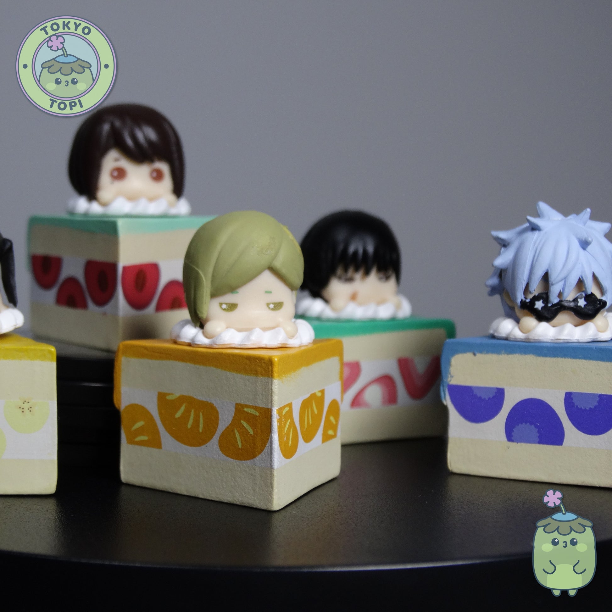 Jujutsu Kaisen Kaigyoku Gyokusetsu Pettit Birth - Full Set  
Five beloved characters perch adorably atop their own cake slices—Satoru Gojo, Suguru Geto, Shoko Ieiri, Kento Nanami, and Toji Fushiguro. 