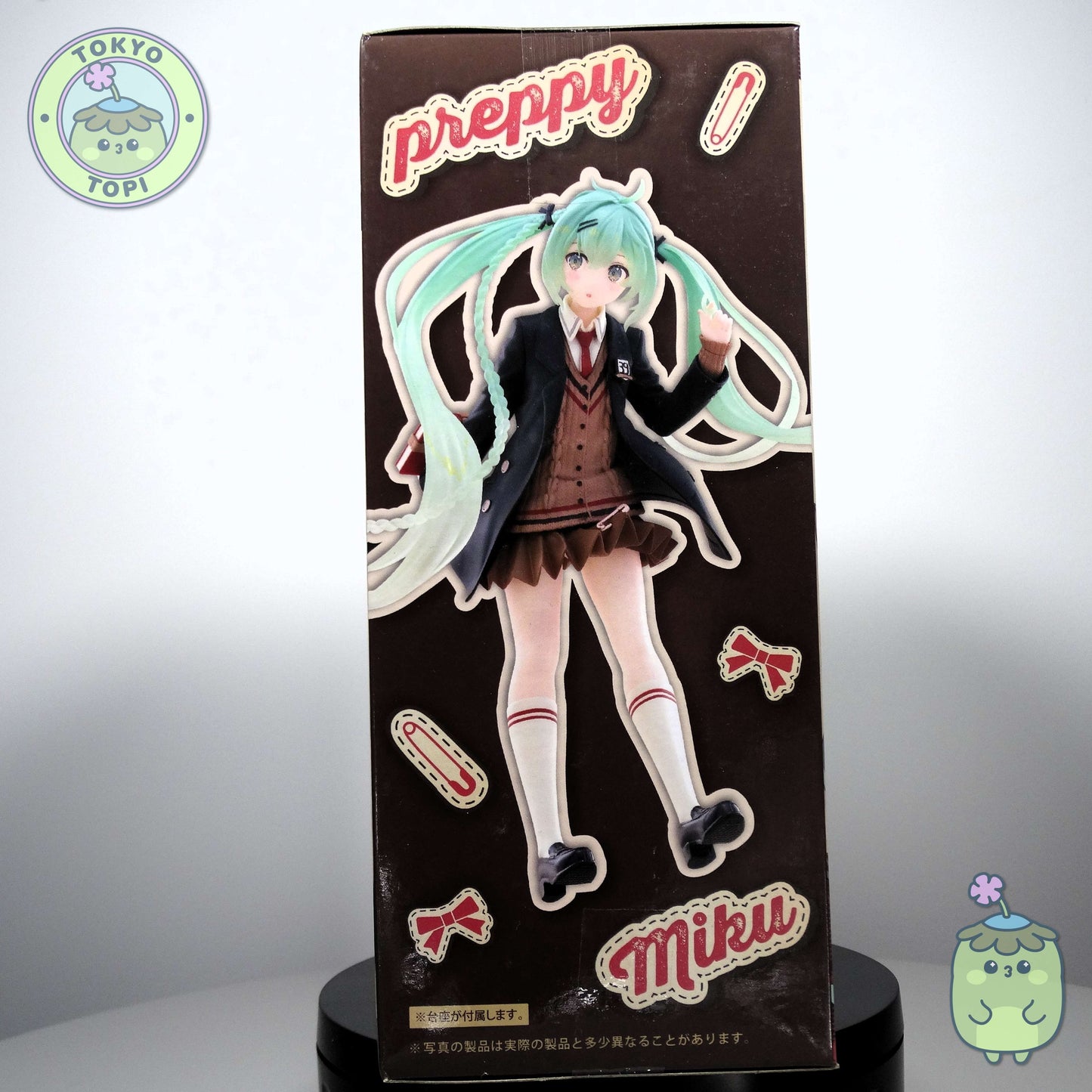 Taito's meticulously crafted Miku collectible captures the beloved Vocaloid icon in charming preppy style. Standing approximately 18cm tall, this figure appeals to both seasoned collectors and newcomers seeking quality character merchandise. The attention to detail makes it an excellent addition to any anime or gaming collection.